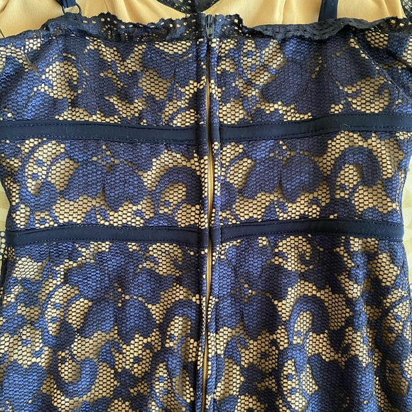 blue lace v neck short dress - Picture 3 of 6